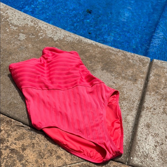 La Blanca one piece vs swimsuit size 14 - Picture 11 of 12